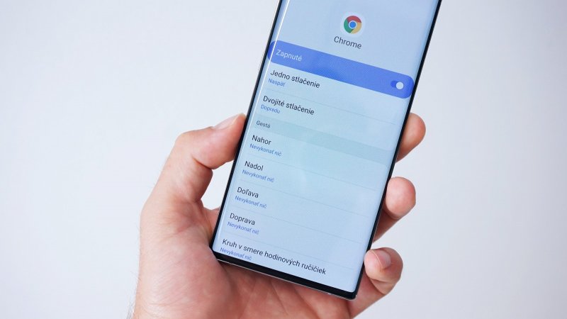 Samsung Galaxy Note 10 - akcie pera v prehliadači