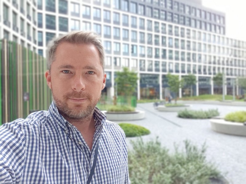 LG G8S ThinQ - portrétový selfie záber