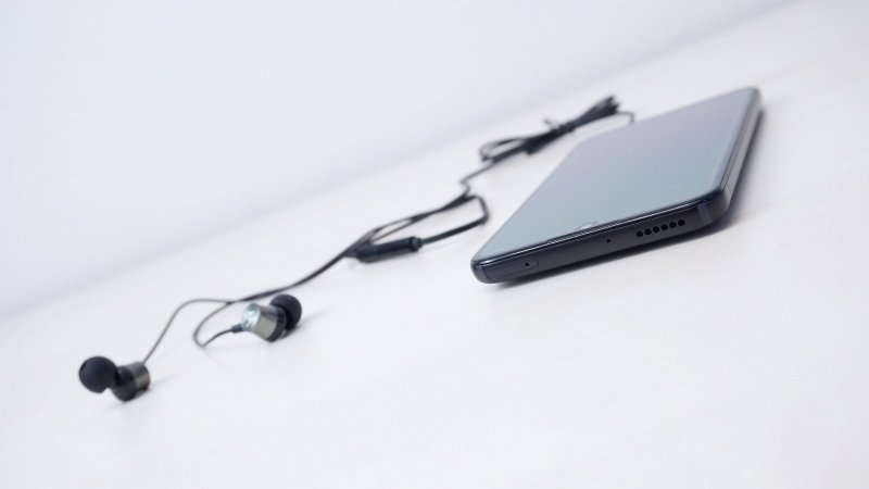 Motorola One Zoom - na stole