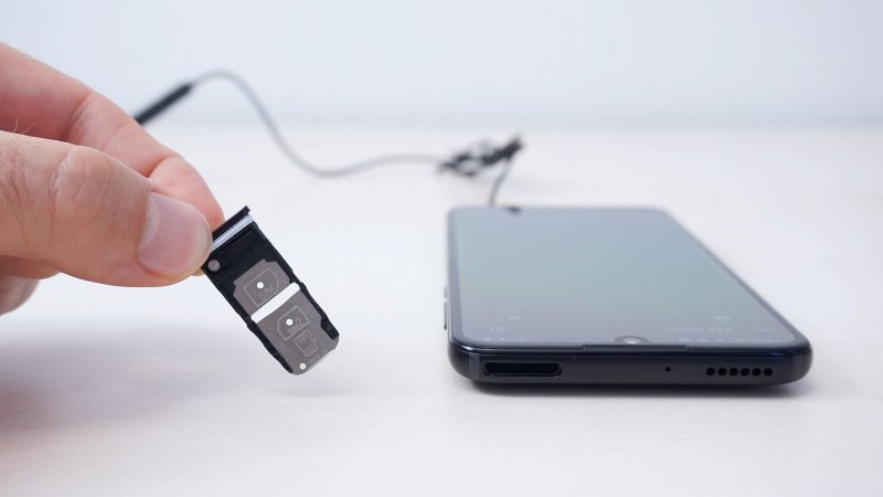 Motorola One Zoom - 2x nanoSIM alebo nanoSIM + microSD