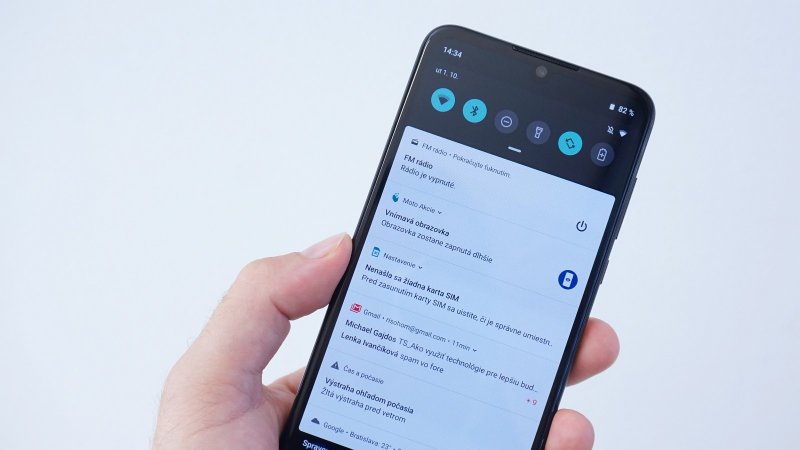 Motorola One Zoom - horná lišta a oznámenia