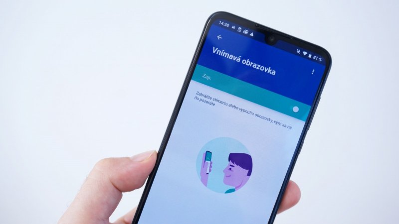 Motorola One Zoom - vnímavá obrazovka