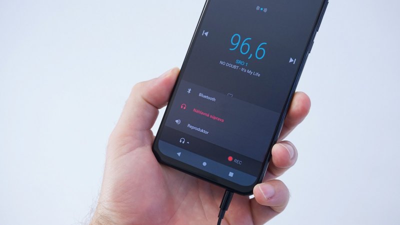 Motorola One Zoom - FM rádio