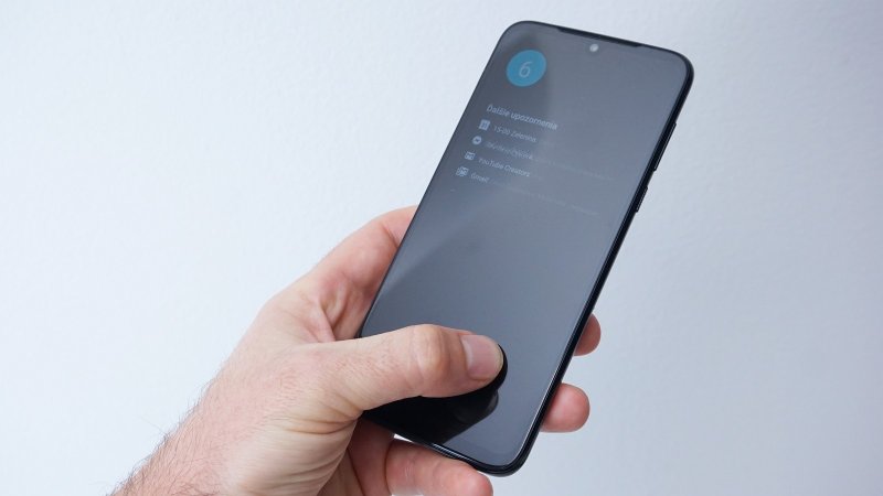 Motorola Moto G8 Plus - podržanie troch bodiek na Moto obrazovke