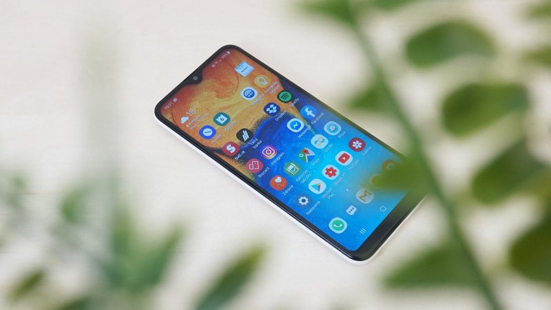 Samsung Galaxy A20e na stole