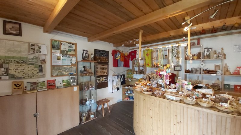 Samsung Galaxy A70 - širokouhlý záber interiéru so slabým osvetlením