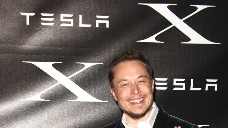 Elon Musk chce premenovať Twitter na X